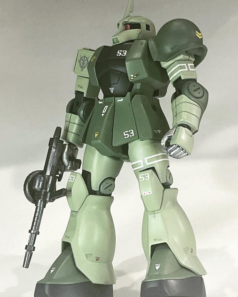HG ザクⅠザクⅡベースの量産カラーに塗装、アンテナを付けるて中隊長機っぽく仕上げてみました。
