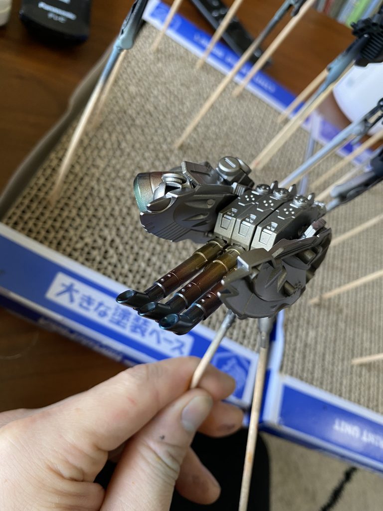 肩パッド内部は別売りパーツやジャンクパーツを使って工作。塗装でマフラー焼け表現にも挑戦してみました。