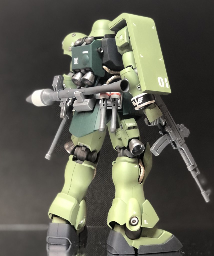 ⬆︎背面に懸架した武器類は単調にならないよう塗り分けています。こちらもドライブラシで金属感を出しています。