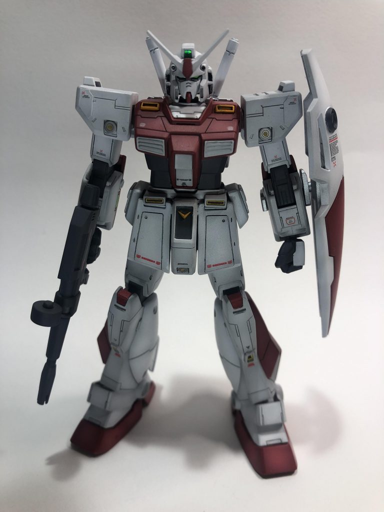 ボディ延長と太腿部分の延長、頭部を小さくてしてフェイス部分も少し奥に行くように加工フロントとリアのアーマー延長とディテールアップを行いました😊RX79NTの設定にもあったライフルはRX78用、シールドはジムコマンドのラウンドシールドを装備させました。