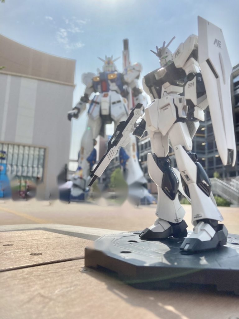 設定上、ロールアウトカラーはグレーメインのダクト部分が赤色なのですが、アナハイムエレクトロニクスが造ったファーストロットにこんなカラーバリエーションがあったかもしれないという解釈で、モノクロカラーにしてみました。塗料は水性ホビーカラーのディアクティブモードカラー(ホワイト・グレー・ブラック)を原色のまま塗装してます。今回初めて水性ホビーカラーを使ってみました。思ってたより塗りやすいし、匂いも出ないし諸々使いやすかったです。