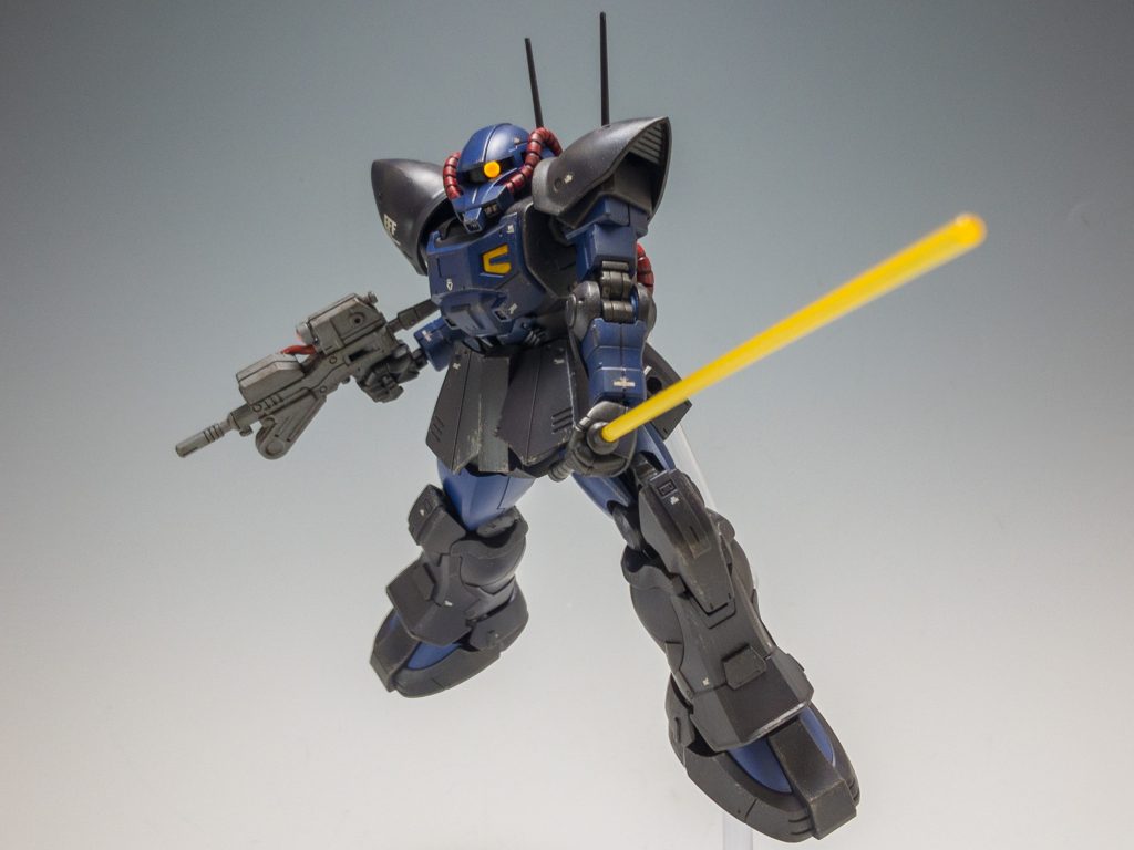 サーベルで！ゲルググと同じもののようです。アクト・ザクでビーム・兵器を2種扱えるのに、ハイザックって…(笑)