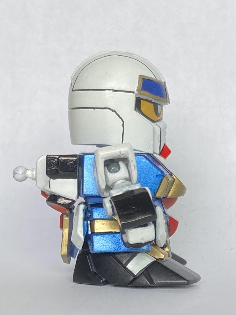 肩をくり抜き、ボールジョイントを内蔵。