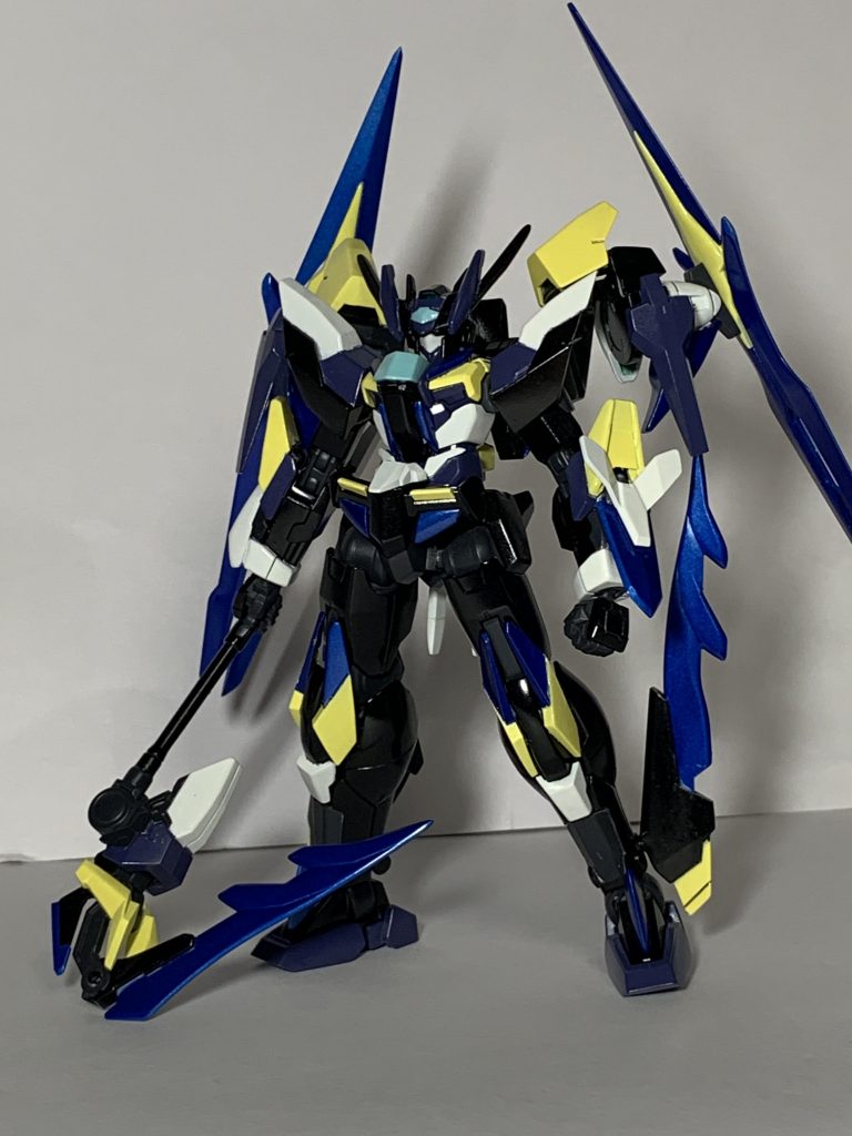 まずは素立ちですね。各部のメタリックブルーのように見えるところはGNクリスタル(という設定)でGN粒子を浸透させる特性を持っており機体の圧縮粒子を解放するトランザムをダブルオールシファー用に特化させたトランザムオルタというシステムを発動することで各部のGNクリスタルは任意によって浸透したGN粒子を解放可能になるため、機体の制御や加速、応用で本家には劣るもののGNリフレクションのようなこともできます!その反面、操作性の難度が爆上がりするので後述のGNパルチザンビットは放棄します。