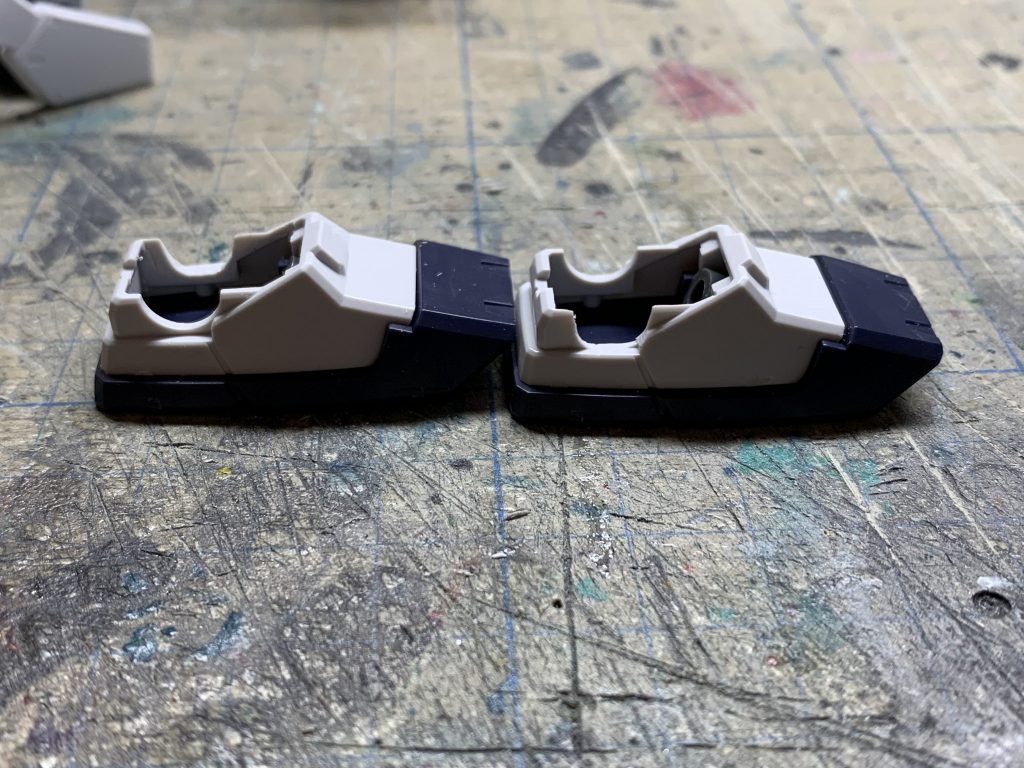 アンクルアーマーは後ハメ出来るように接続軸を切り詰めます。それから斜めに接地できるようにパーツを削りました。