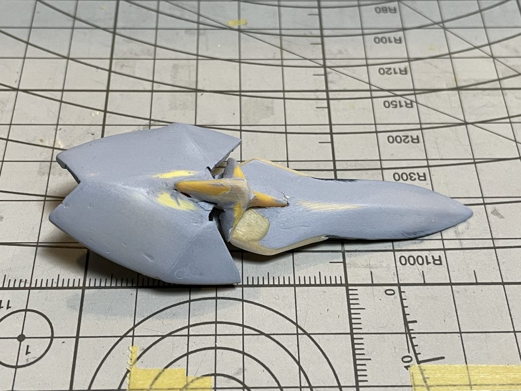 武器は騎士ガンダムのシールドにユニコーンの剣を組み合わせています。