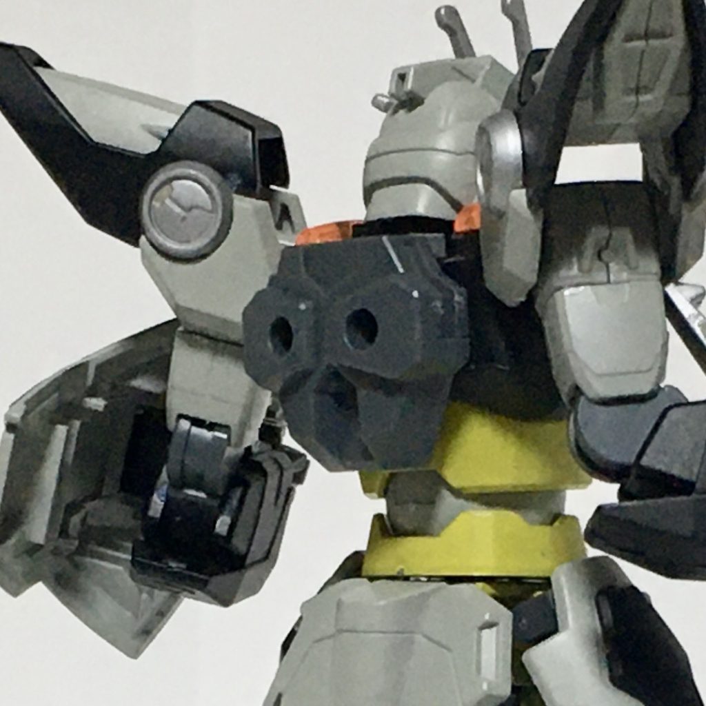 背面。ビルドバーニングの背面には部品の接続口が設けられており、ウイングガンダムの背面の部品を接続できるようになっている。