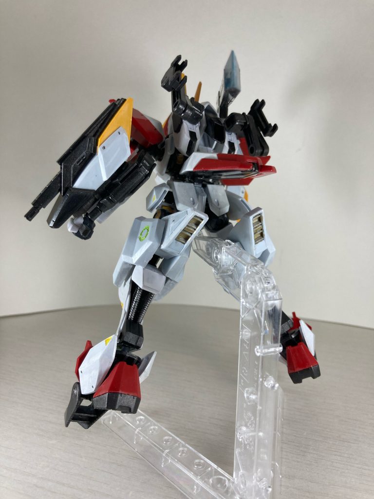 脚部の強化された大型スラスターは突進力を大幅にアップ。短時間であれば滑空も可能。