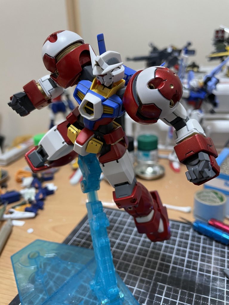 モンシアの決死のカバーのおかげで無事ウェアを換装したアレクスのパワードタイタスを前にノリスは笑う。『はぁーっはっは！このバクトカスタムは守備力もスピードも大幅に改修されている、古臭いタイタスなんぞパワーはあれど当りはせんぞ！』しかし、バクトカスタムに接近するタイタスはノリスのデータベースにあるタイタスとは遥かに違うスピードで襲いかかってきた。『バカなっ！このバクトカスタムのスピードについてくる上にこの装甲にダメージを与えるだと！？』『凄い！これならあいつを倒せるかもしれない！』『ふふっ、バクトカスタムに対応するために改修させたんだから当たり前よ』狼狽えるバクトカスタムを前にリンクスは嬉しそうにアレクスに答えた。