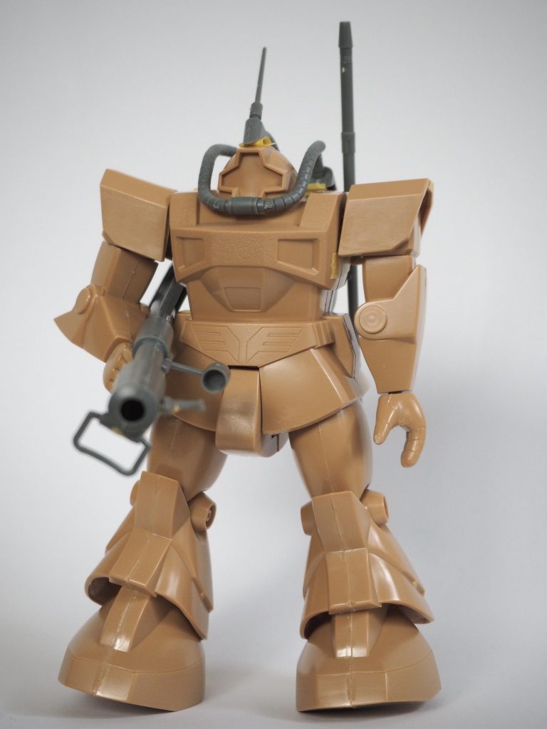 まずは素組みでバトオペバージョンとの差を確認。ここで肩の装甲不足がわかったので、プラ板で対応しました。