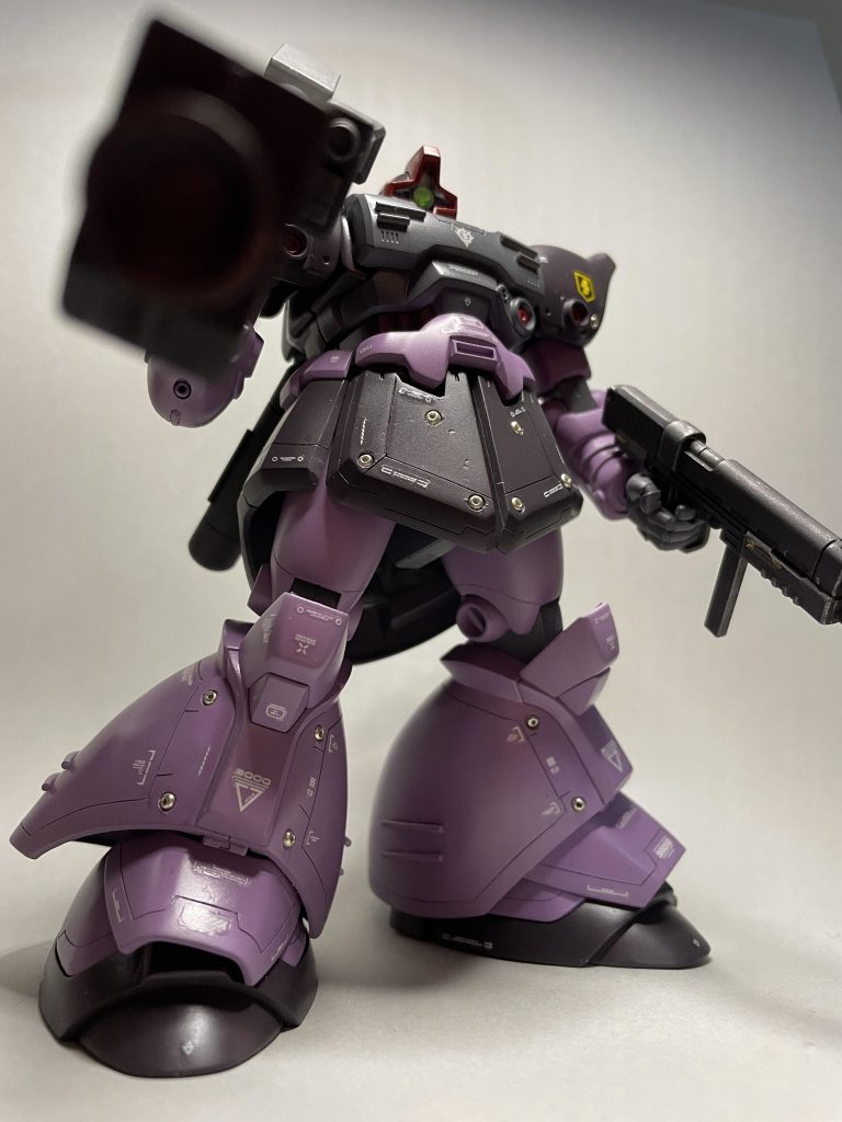 ジャイアント・バズとマシンガンを持たせてのポージング下からあおっての撮影。