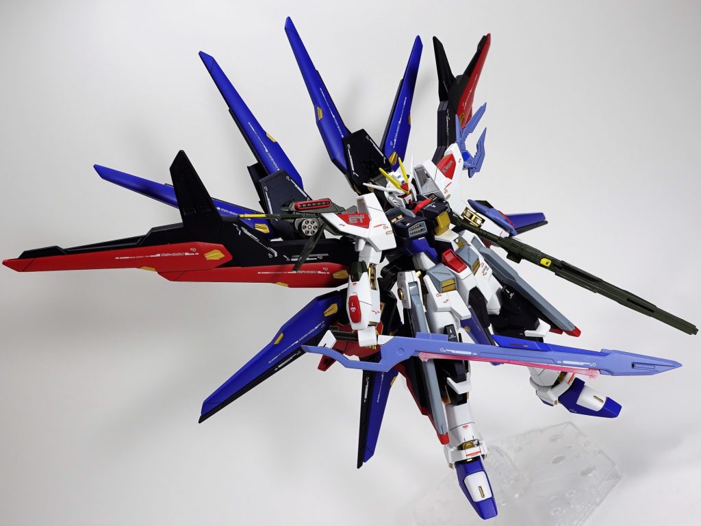 配色に関しては元のストフリをベースにしてマルチプルストライカーパックはストライクのエール、ソード、ランチャーにより近づくように塗分けました。