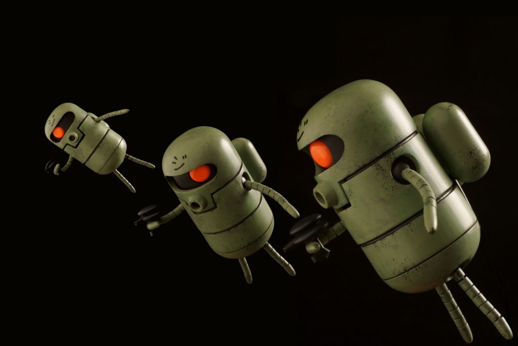 手足は真鍮線が入っているため、少々稼働。表情をつけ・・・れてるのか???ですが(笑)、角度を変えて様々なサクの躍動を撮り、サイド7に向かう3体のサク、です。