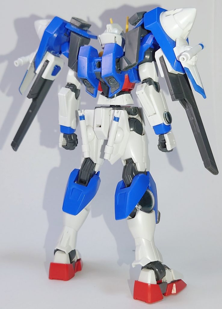 軽装状態の背面。背面の改造等の説明をここで。クアンタの右腕に左とおなじパーツを接着し左右対称化、バックパック中央の穴は中にPCパーツ接着、バックパックスラスター部分をグレーで塗装、腰部リアアーマーはHGCEストフリの物をAGEの腰に付けられるよう加工し、HGCEストフリのサーベルラックを接着した。