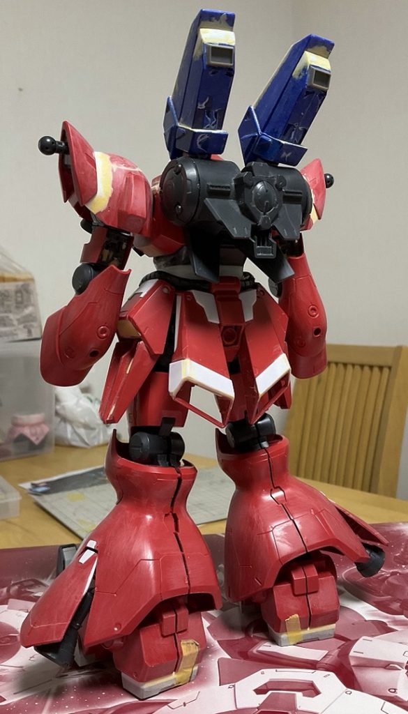 制作中の画像（後方から）です。なぜかつま先よりもかかとのほうが低い構造になっているので，少しヒールを高くしています。最後に，このヤクト・ドーガは内部構造が簡素にできており，とても改造しやすく，作りごたえのあるキットでした。最後までご覧いただき，ありがとうございました。