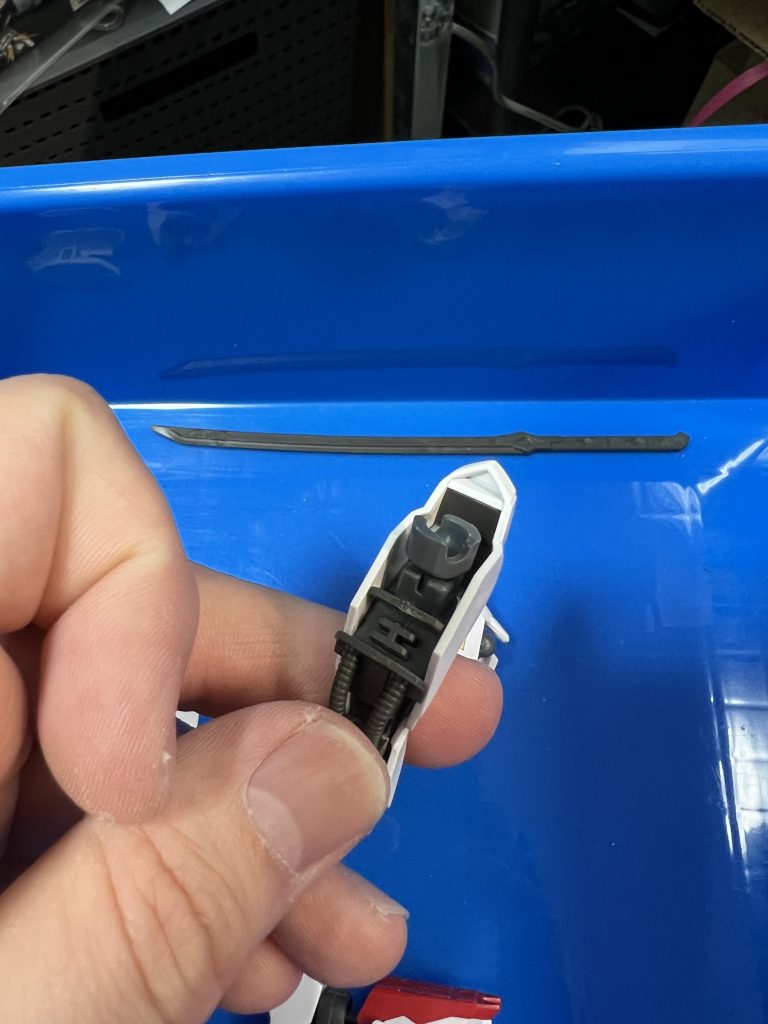 SD化改造の鬼門、下半身の処理です。古めのHGなら簡単に短縮化できる箇所が太腿です、しかし近年のHGは内部フレームがあったり、可動の為に関節パーツが内部に隠れていたり様・・・鉄血系は問答無用で内部フレームがあり今回は太腿をあきらめる事にしました。股関節側にボールデンのボールジョイントを接着しスネ側にボールデンの３mm受けをカットしたものを接着しボールジョイントの受けを接続しました。これにより開脚とロールがスムーズになります。