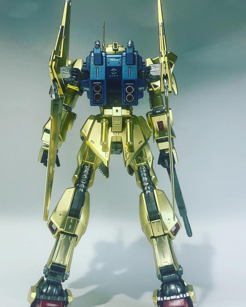 メッキパーツはそのまま使用してムーバブル・フレーム等をライトガンメタル、メッキシルバー、赤や青い部分もメタリックに部分塗装。