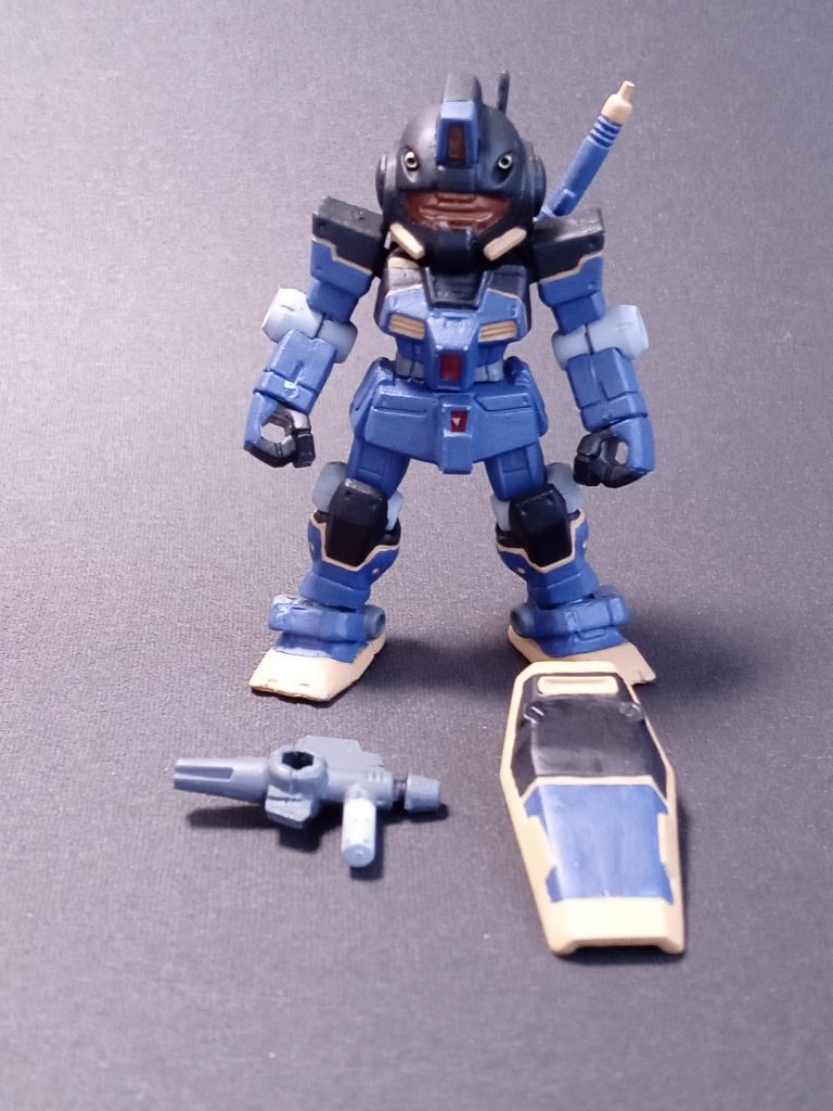 黄色のラインは、もともとのモールドを利用。(シールドは、スジボリ)そのため胸部は、設定とは違いますね。