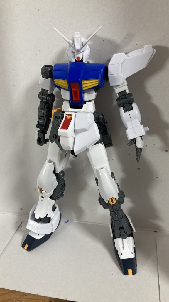 角をシャープ化しようとして折ってしまったため、家にあったジャンクから新しい角を作成フロントアーマーは接続部を残してネオガンダムのものに接着腕はνの内部もネオガンダムのガワもデザインナイフで削りまくりましたリューター欲しい… 