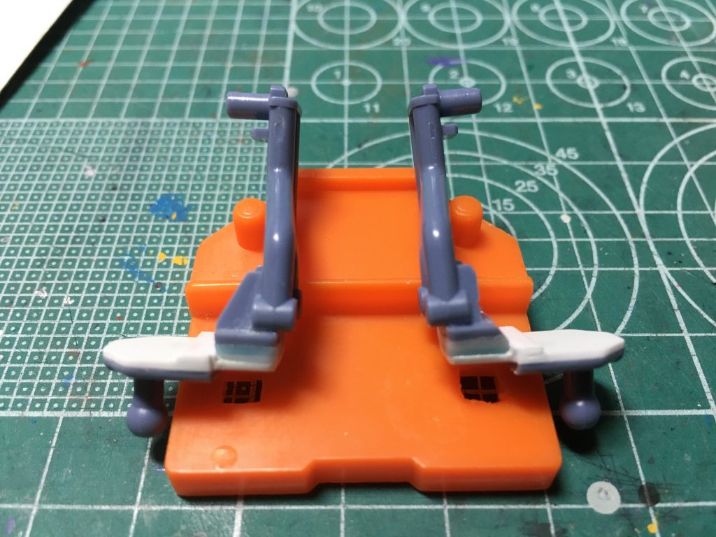 　後ろ側との干渉は補強用のリブを斜めに切り欠いて整形、これで干渉をある程度回避できます。