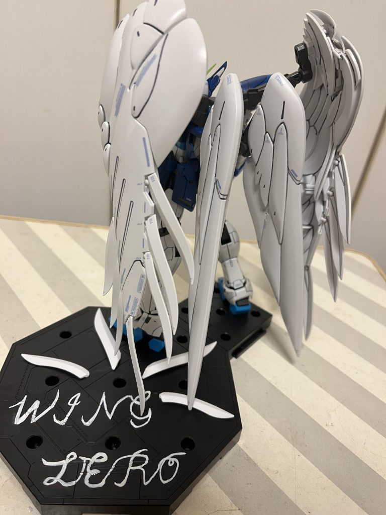 付属のデカールは赤多めでしたので、一切使わず。青の物を別で用意して貼りました。青下地の白いデカールも市販品のもの。ポージングの時に触りそうな箇所をなるべく避けて貼りました。なのでやや少なめ。