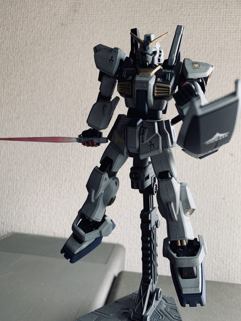 クリアパーツじゃないビームサーベルは初遭遇でした。塗り方これであってたのか今もわかっていない。