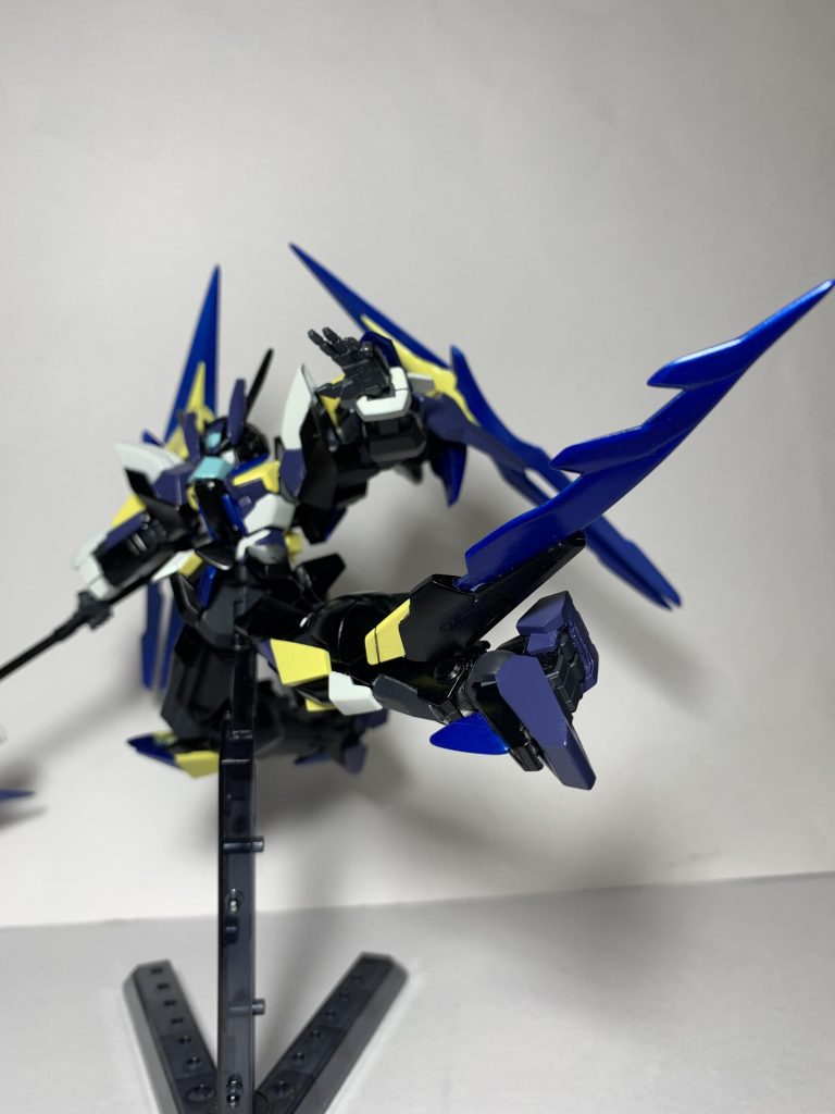 脚部に装備されたGNスタビライザーは武器としての利用も可能で機体を回転させて出力を乗せることでブレイドとしても機能する。