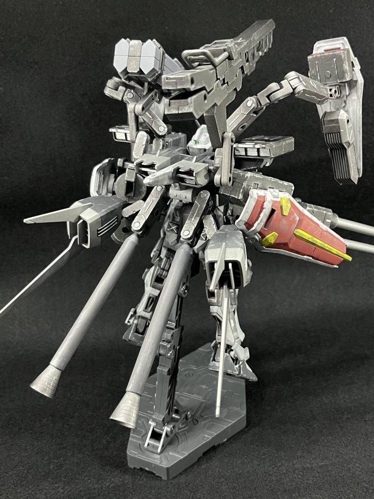 後ろから。追加のロケットブースターや、アーム等を接続するのにエールストライカーはちょうど良かったです。エールストライカーは、各種ジョイント部のみ加工したので、形に変更はありません。