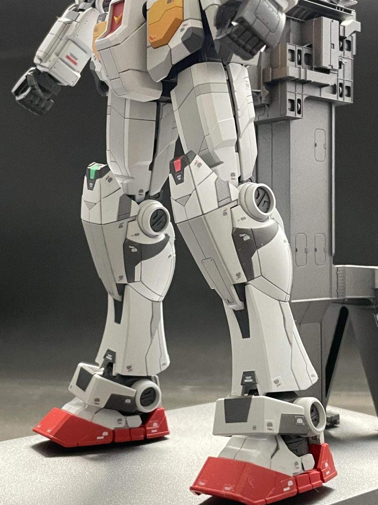 脚は付属のデカールが少なめなので、実物を参考に追加してます!