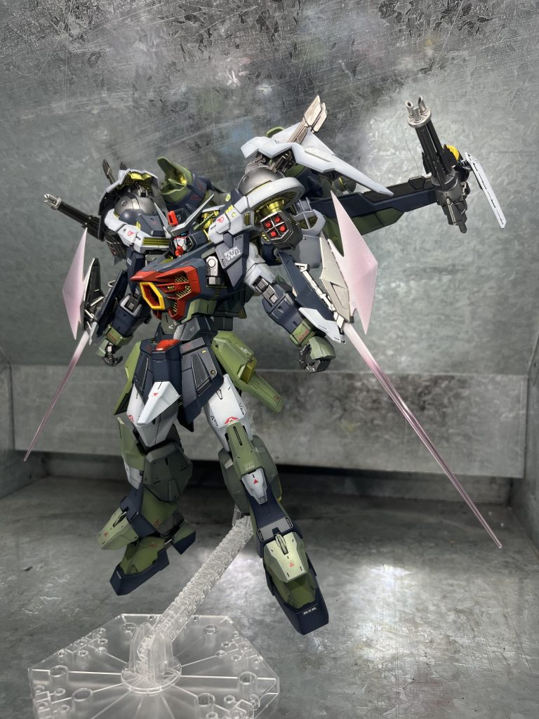 腕の武器も近接戦用!ビームエフェクトはパールシルバー等でグラデ塗装してます