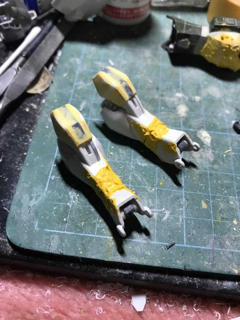 膝のデザインがあっさりしすぎに感じたので、ちょっとガンダムぽいデザインに変更ついでに、膝下で2mmほど延長しました