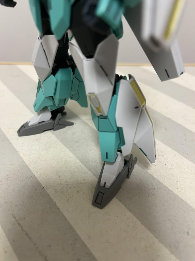 ユニットやウェポンのミゾとかは好みでメタグリーンで塗ってます。スターゲイザー要素の金色は綺麗なシールが付属してるのでそのまま使ってます。ピッタリ貼れない箇所とかは切ったりして調整しながら!