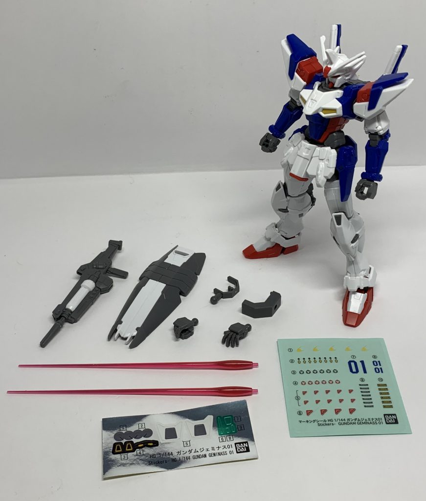 付属パーツ類。マーキングシールが付くのは嬉しいですね。稼働範囲などはある程度の範囲内のみかつC字型ジョイントなので経年の劣化で補強が必要になると思います。造形はガッツリしていた旧HGキットよりもヒロイックになったので現代版といった感じですね。