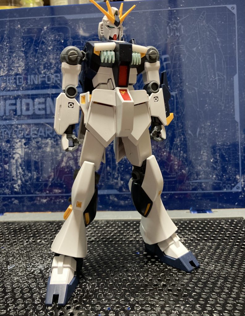 肩はカバーを外した状態がナラティブに似ていたのでそのまま、外せるパーツを外して胸周りにバッククロージャー(食パンの上を止めるやつ)でシイタケビルド