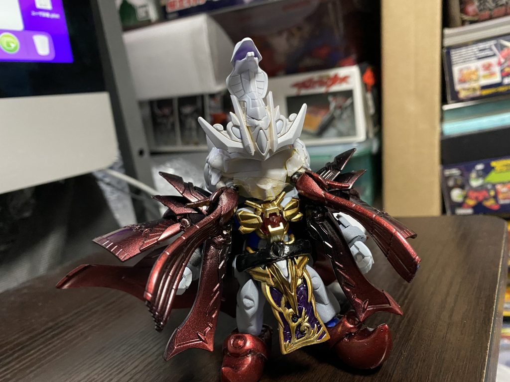 黒立ち上げのメタリックレッド塗装。このあと、マントをマスキングして、白噴いています。