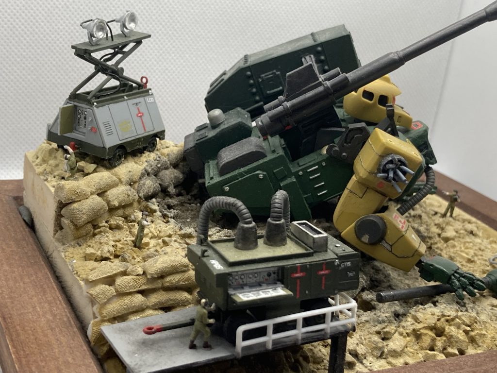 左側と後部は資料が無いので、完全なオリジナルです。アニメでは弾倉が無かったので、左側に追加しました!