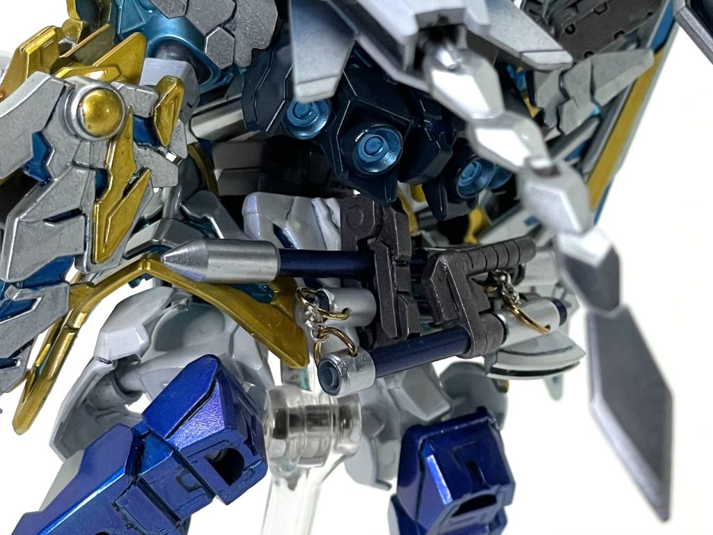 刃を外し、折り畳むことで腰後ろのパーツにマウントすることができます。マウント用パーツもプラ板等でスクラッチしました。以下、制作工程など