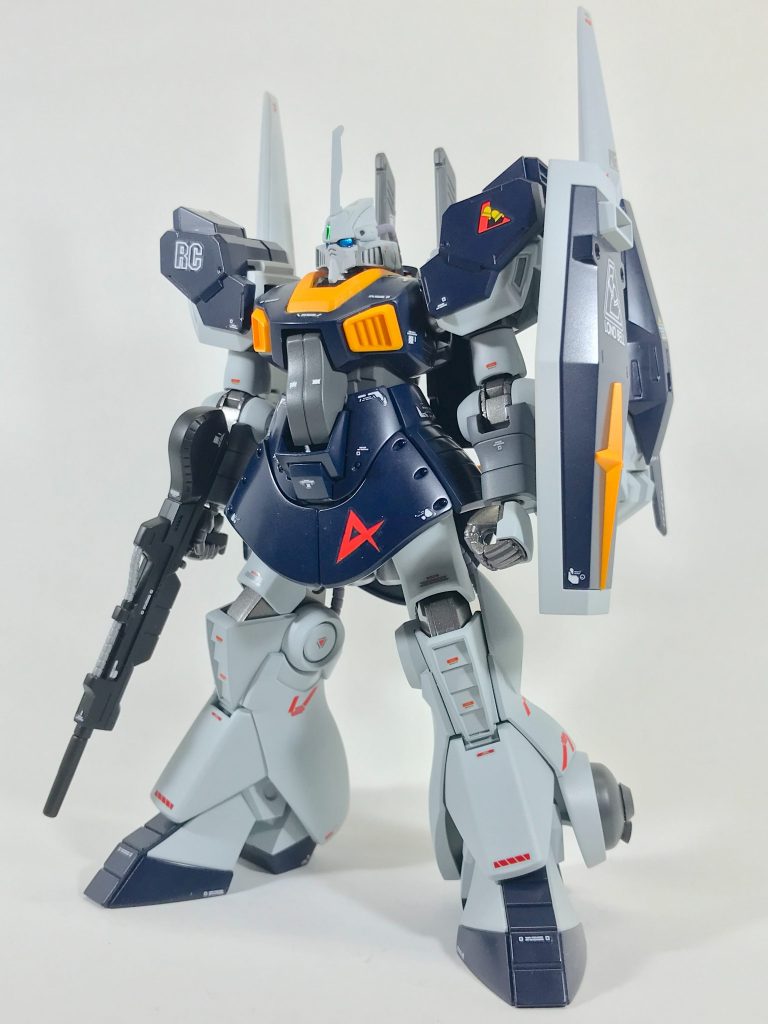 次はアムロ専用です。ご存知の通り『ムーンガンダム』で登場した機体ですね。ご覧の通り設定通りのモデリングでなく、自分解釈のアレンジやテイストを加えた作品になっております。こちらも単に技術が無いだけで、なんちゃって機体となっております。😓