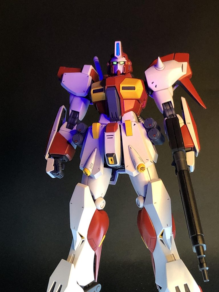 トサカのカメラ、ツインアイは蛍光塗料使用しブラックライトで光ります。