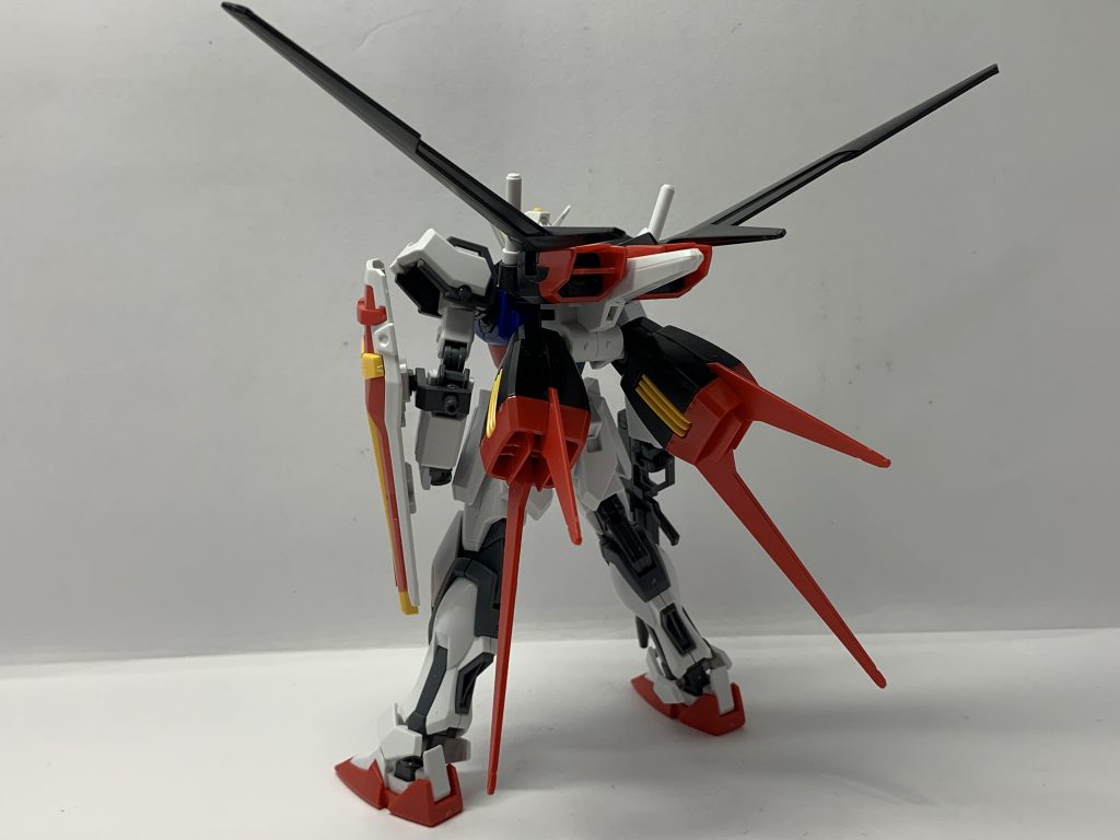 エールストライカーパックあり後ろ姿。