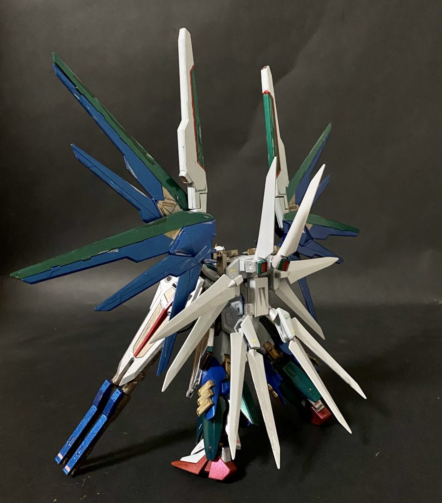 やはり羽が派手ですね👍