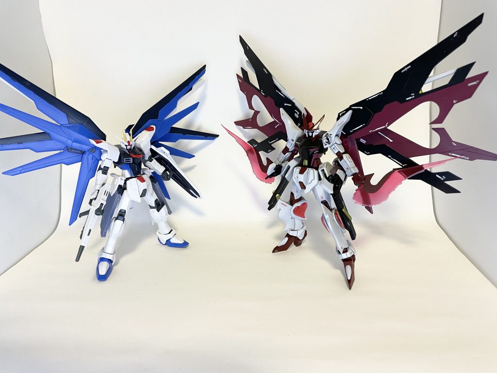 元キットのHGCEフリーダムガンダムと比較。形状が変わってる部分は全てプラ板、パテ、レジンにて改造してあります。