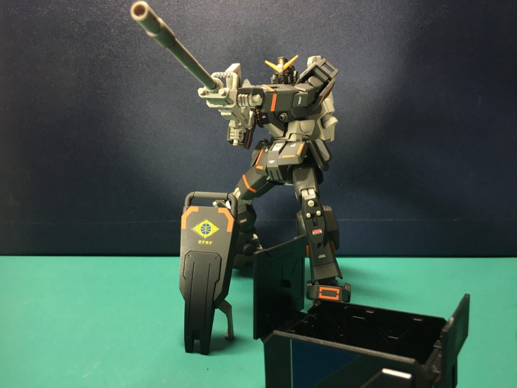 トレードマーク?ともいえる180mmキャノン。旧HGUCと分割ギミックに変更があるみたいですが、旧版から流用されているコンテナに格納できます。