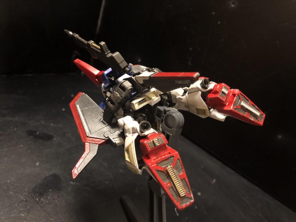 えー、脚の基部の可動ですね。ココはフレームに細工をしました。先ず、ボールジョイントのボールの部分を２つ棒で繋ぐんです。そして鉄アレイの様なパーツを作ります。で、本体と脚のボールジョイント接続部に切り欠きを入れて、脚の基部を機体横に持って行ける様にしました。クランクみたいな感じ？になっててね...え？そこを見せろ？「想像しなさい！可変は四角く無いんだから！」(アイーダ・スルガン)