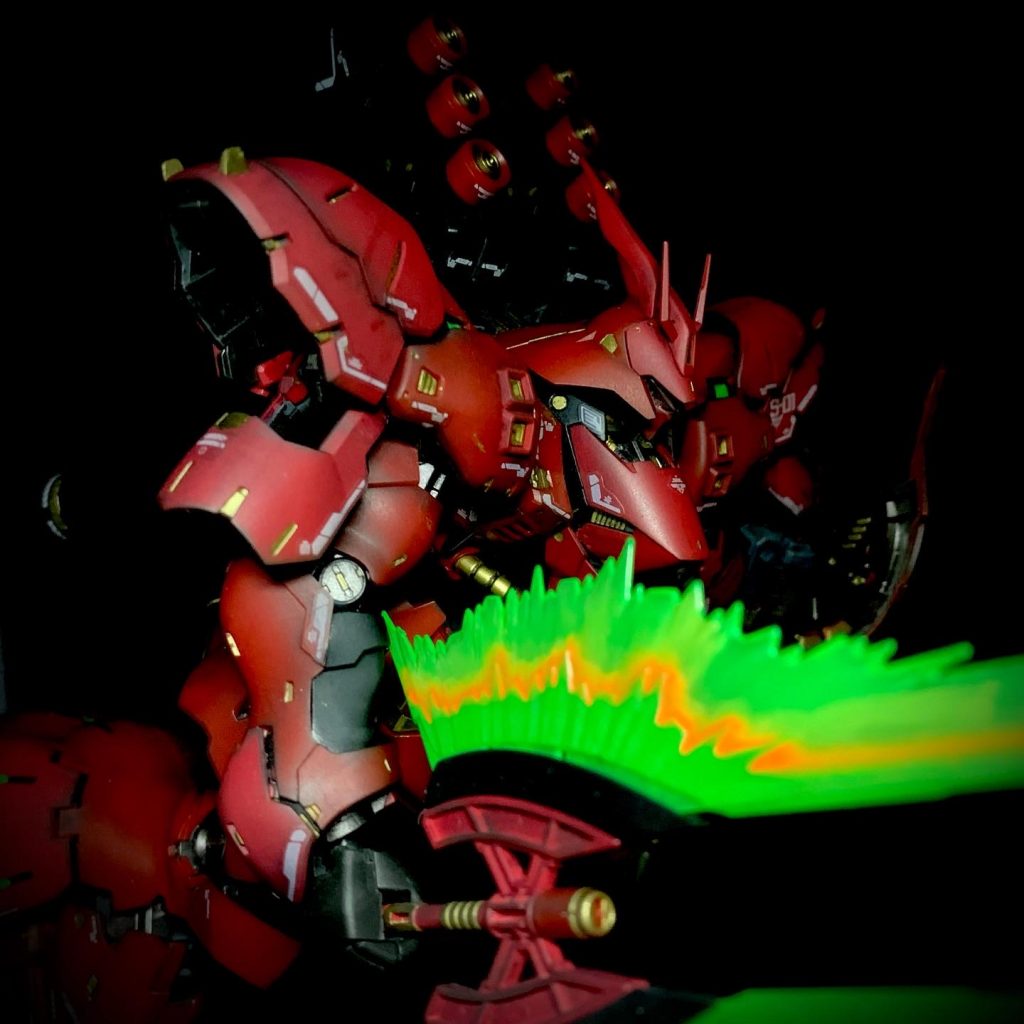 ビームサーベルのクリアパーツには蛍光塗料で部分塗装を。何かクリアのままだと物足らなく感じたのでやってみました。もうちょい工夫と勉強が必要だなと感じました💦オレンジの塗装範囲広げた方が良いのかも？