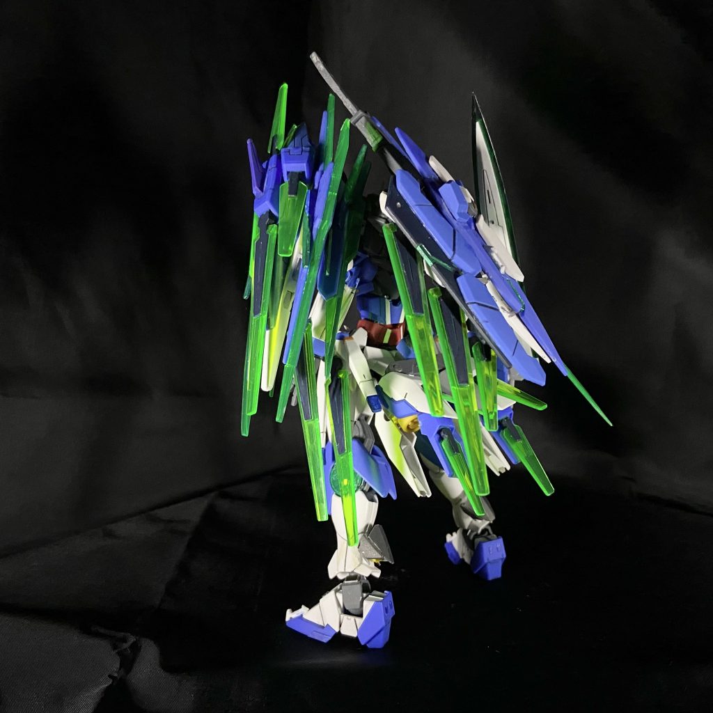 GNシールド既存のGNソードビットと5機のGNCビットが接続されている。内側に太陽炉と大型GNコンデンサーを搭載。GNシールドバインダー3機のGNCビットとGNファルクスを接続、太陽炉も搭載。