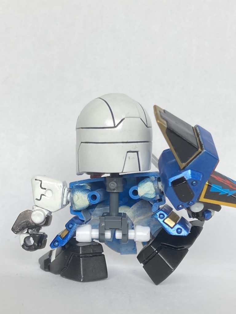 内部構造はご覧の通りです。足接続部が低くして短足感を再現しました。頑駄無の箱絵は、物理的に無理だろうと思えるポーズが存在します。今回の雷頑駄無もその一人です。鎧から突き出た手を見た瞬間、このポーズを作ってみたい衝動に駆られました。結局、鎧を分割して跳ね上げることにしましたが、未だ道半ば。精進が必要です。