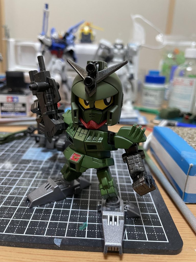 ヘルメットとライフルを構えて、オリーブグリーンもせっかくなので外装パーツと分けてぬってみました。アンテナ付くだけでガンダムに見えますね(笑)