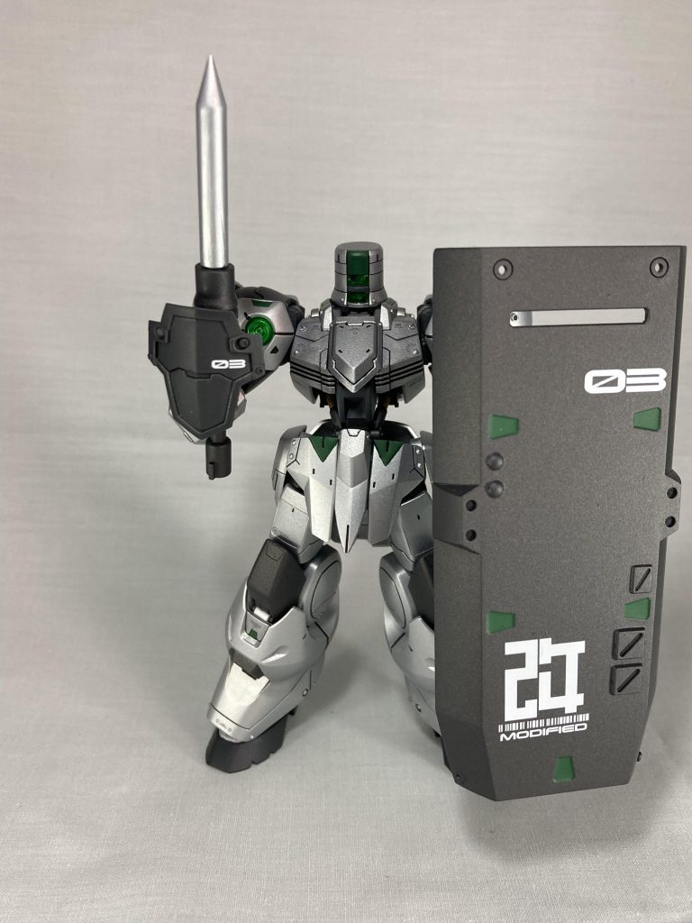 こういう騎士っぽく構えるのも結構さまになるけど騎士というより重装備のダンジョン探索者イメージ