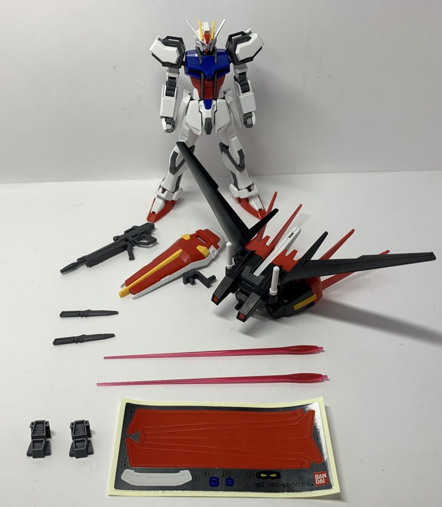 付属品と余剰パーツ。そして色分けシールなど。HGBFビルドストライクガンダムから関節類を流用しているのでその部分が余りますね。加工すれば使えそうです。色分けはしっかりしていますし、稼働範囲も申し分ないのでオススメです！EG版ストライクガンダムと組み合わせてより劇中に近づけるのもアリですね！